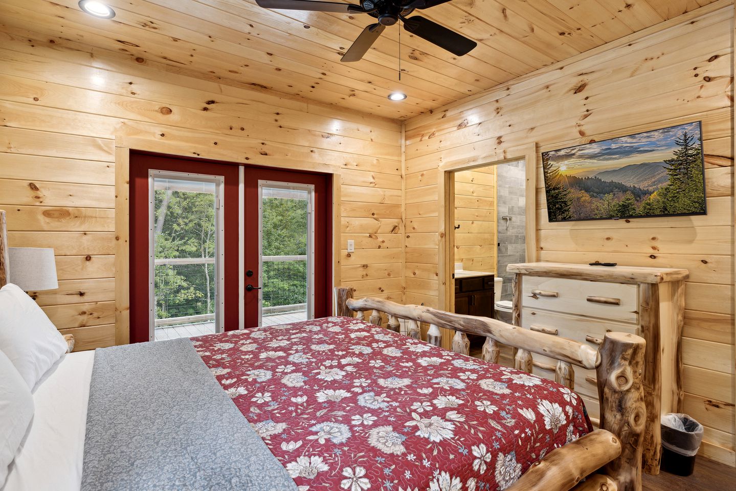 Secluded Serenity: Unwind in a 5-Bedroom Luxury Cabin with Hot Tub on Thunder Mountain, Tennessee