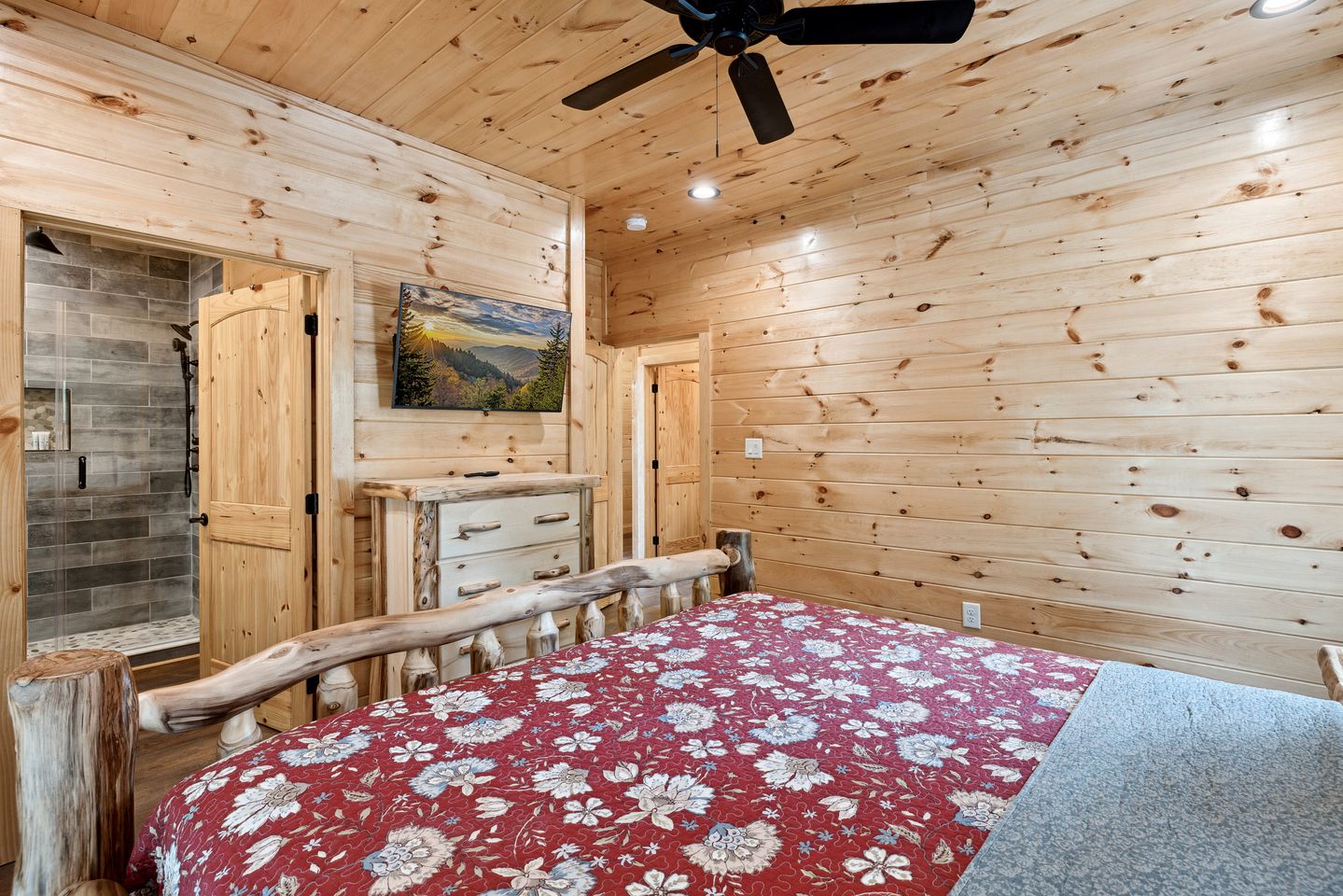 Secluded Serenity: Unwind in a 5-Bedroom Luxury Cabin with Hot Tub on Thunder Mountain, Tennessee