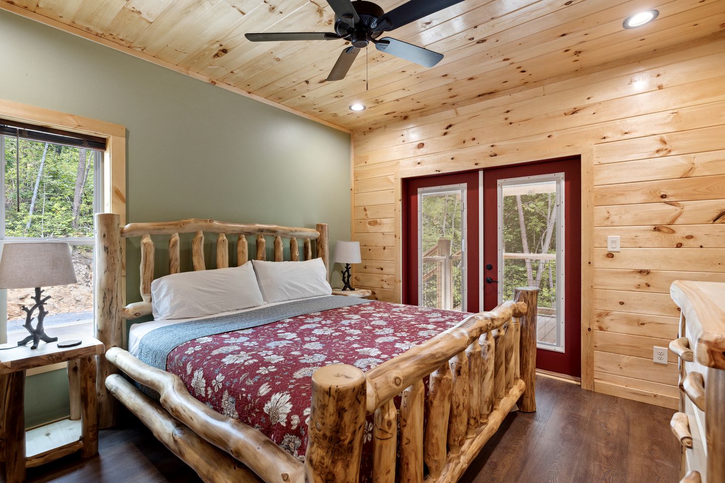 Secluded Serenity: Unwind in a 5-Bedroom Luxury Cabin with Hot Tub on Thunder Mountain, Tennessee
