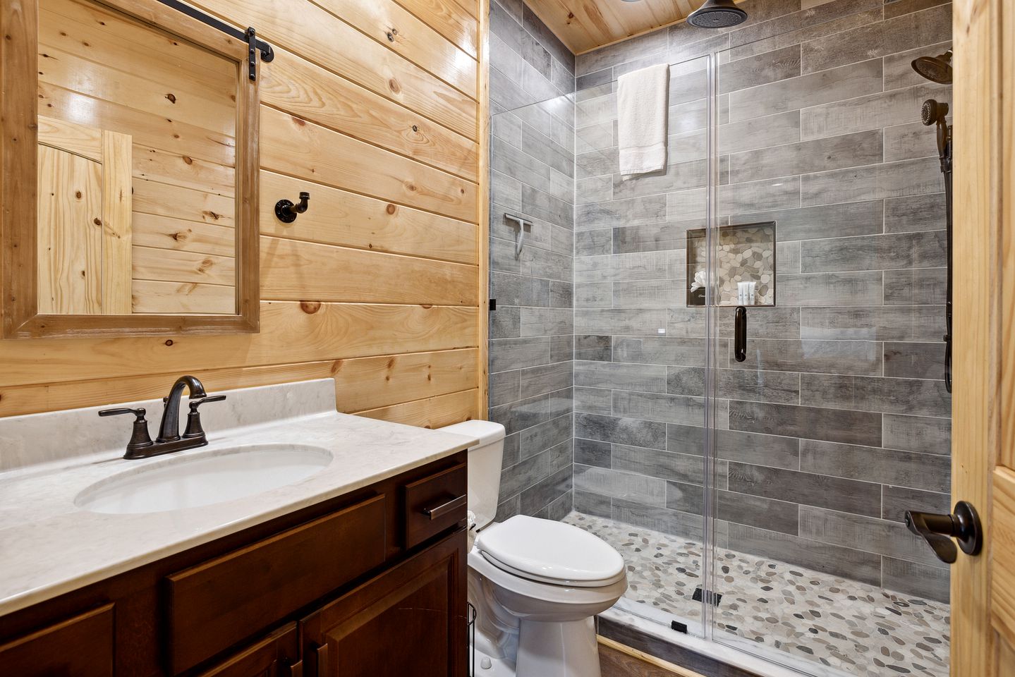 Secluded Serenity: Unwind in a 5-Bedroom Luxury Cabin with Hot Tub on Thunder Mountain, Tennessee