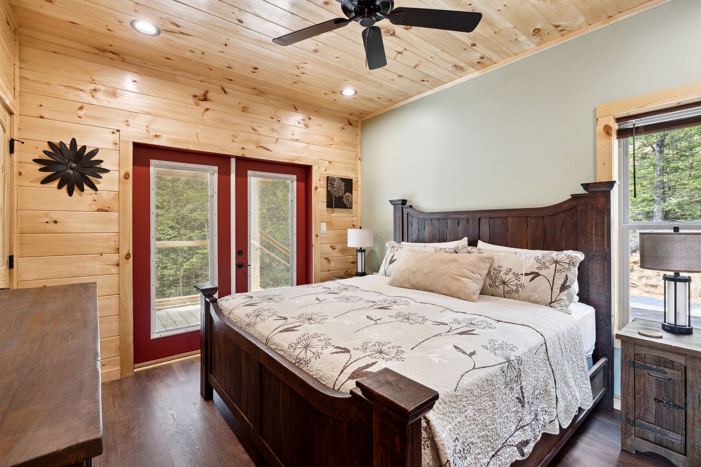 Secluded Serenity: Unwind in a 5-Bedroom Luxury Cabin with Hot Tub on Thunder Mountain, Tennessee