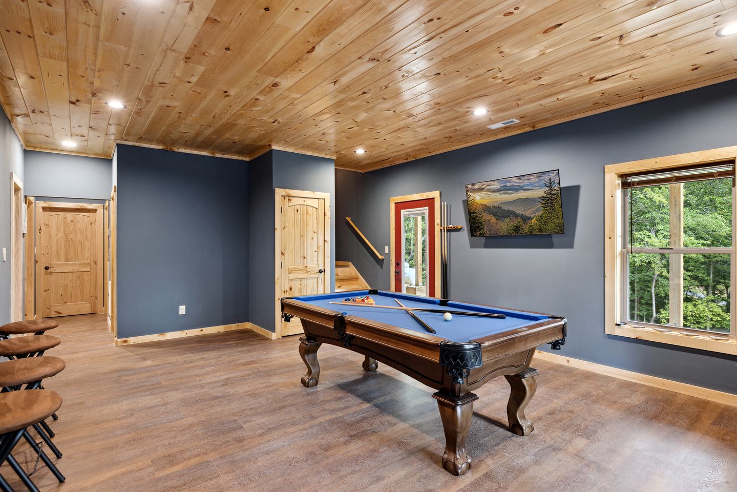 Secluded Serenity: Unwind in a 5-Bedroom Luxury Cabin with Hot Tub on Thunder Mountain, Tennessee