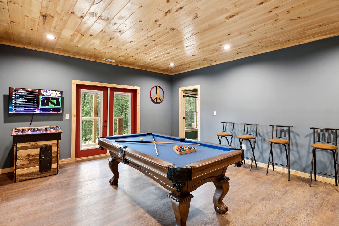 Secluded Serenity: Unwind in a 5-Bedroom Luxury Cabin with Hot Tub on Thunder Mountain, Tennessee