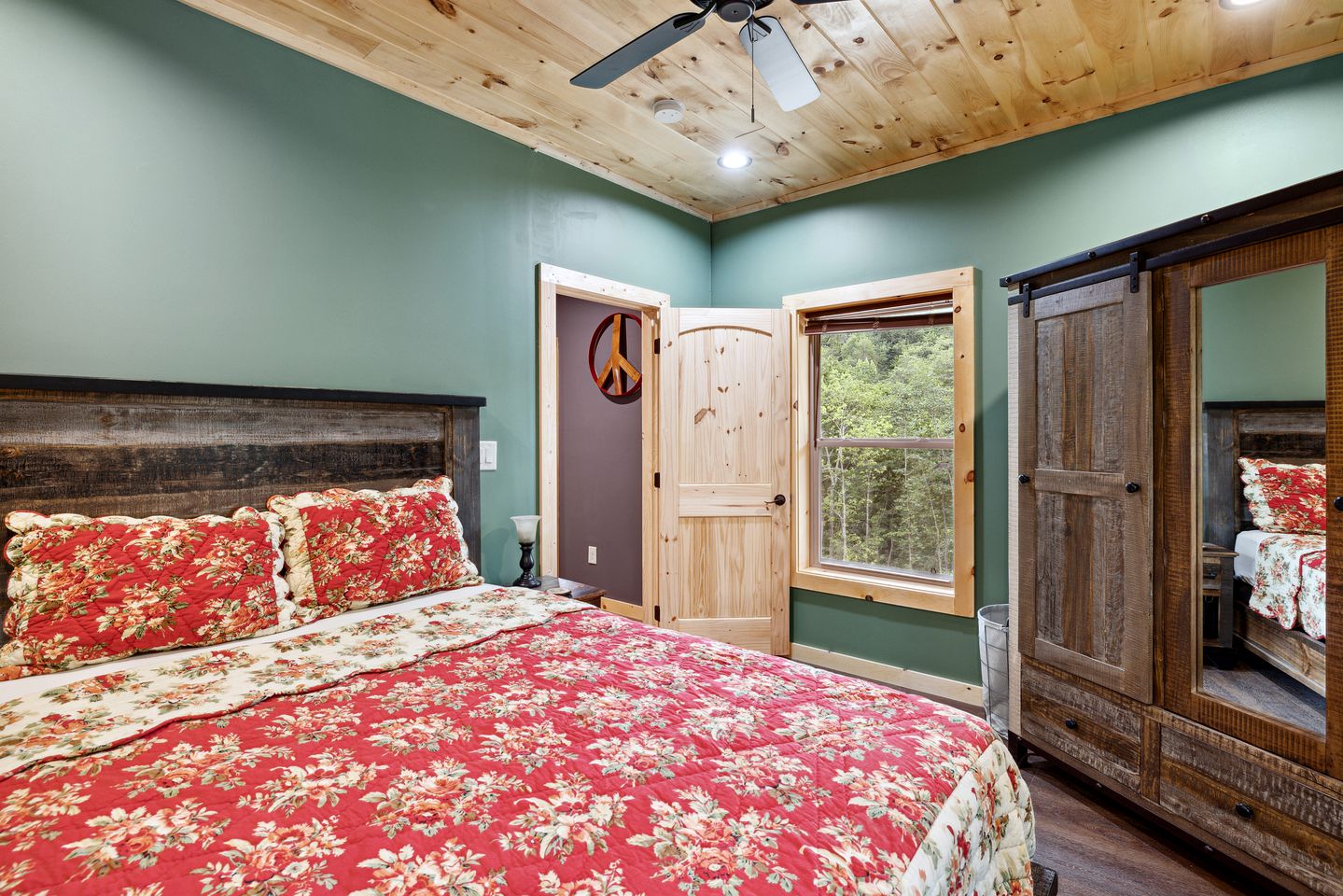 Secluded Serenity: Unwind in a 5-Bedroom Luxury Cabin with Hot Tub on Thunder Mountain, Tennessee