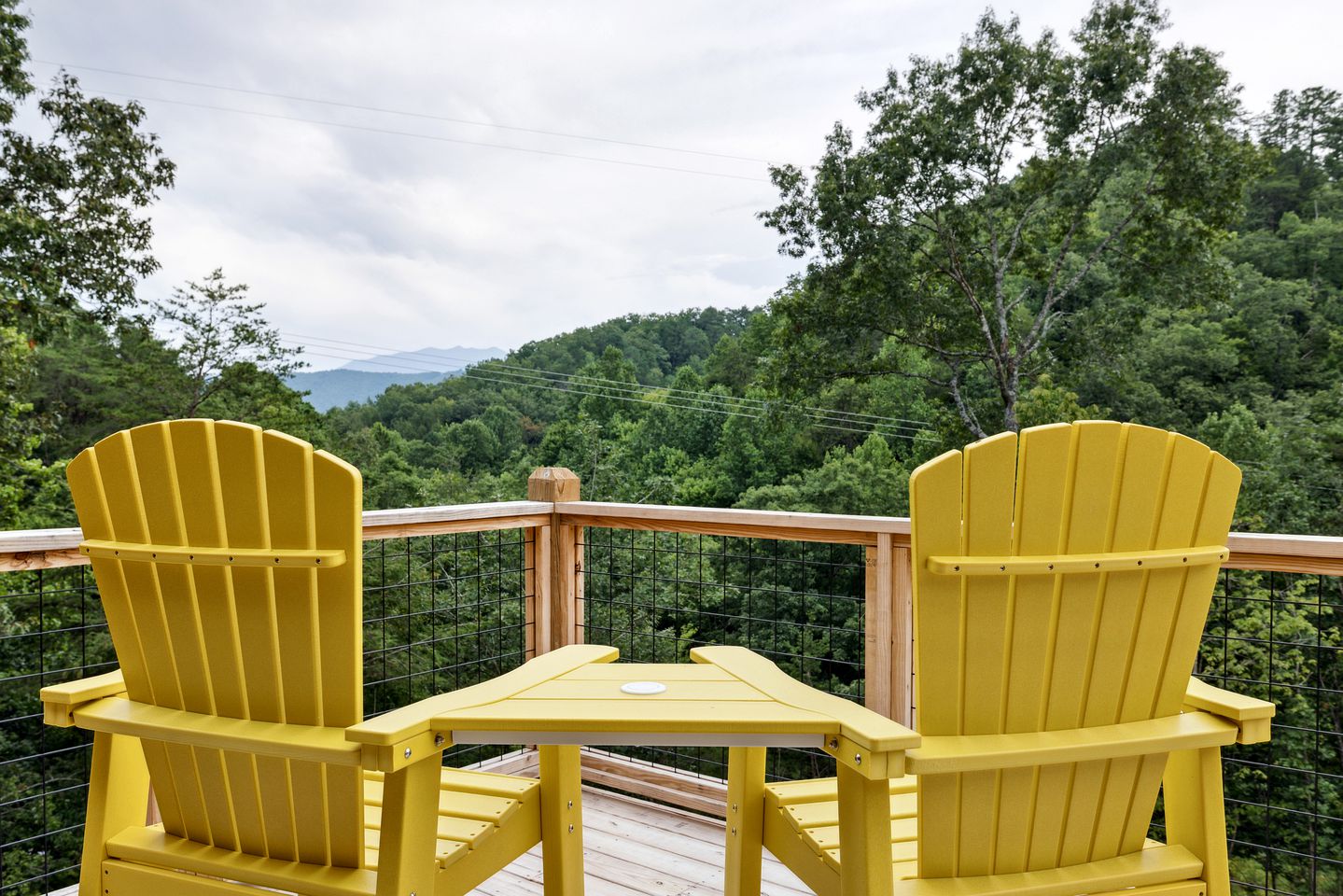 Secluded Serenity: Unwind in a 5-Bedroom Luxury Cabin with Hot Tub on Thunder Mountain, Tennessee