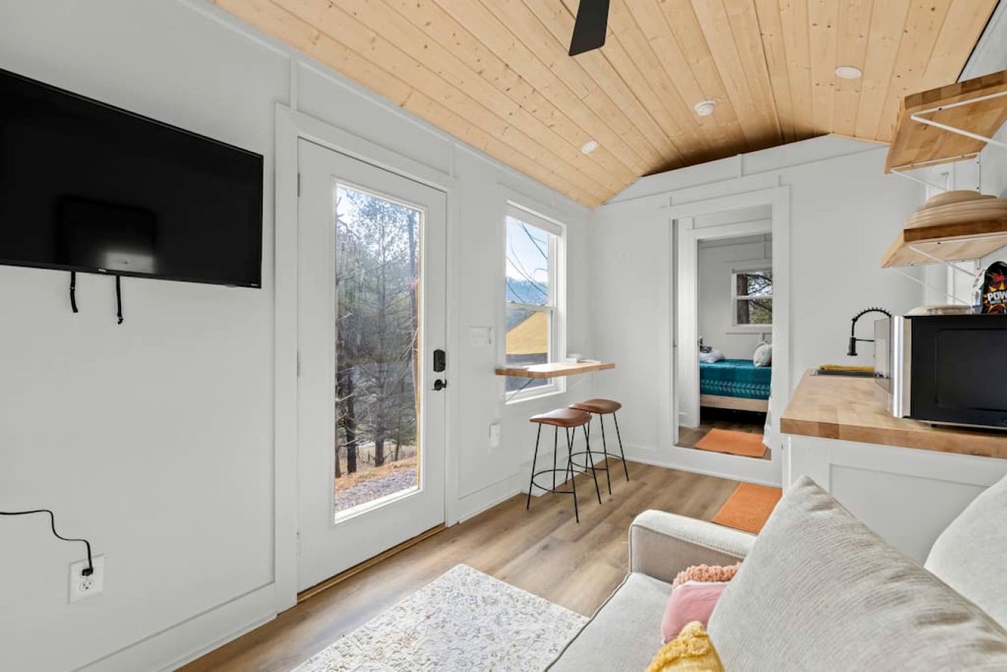 Amazing Tiny House with Great Forest Sights in Burnsville, North Carolina