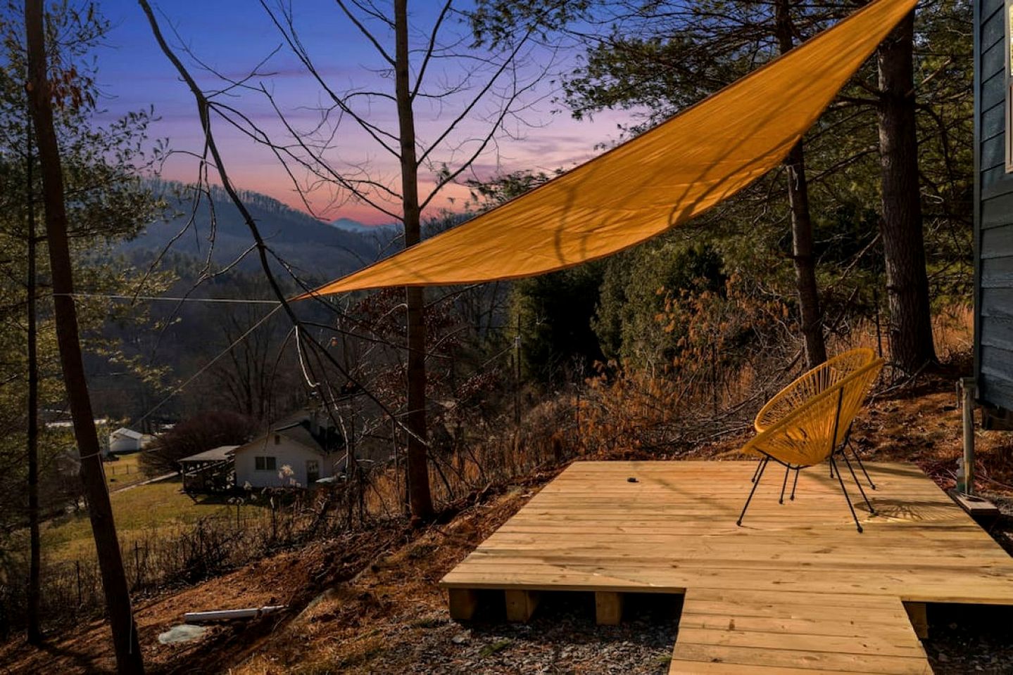 Amazing Tiny House with Great Forest Sights in Burnsville, North Carolina