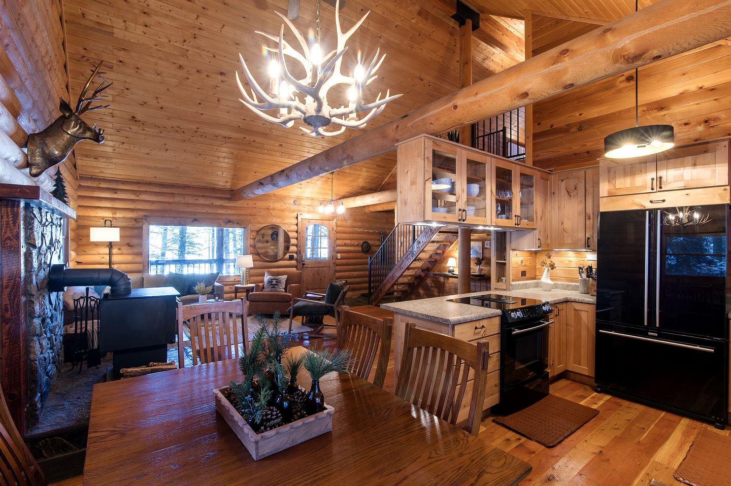 Cozy Mountain Cabin with Jacuzzi Near Ennis Lake in McAllister, Montana