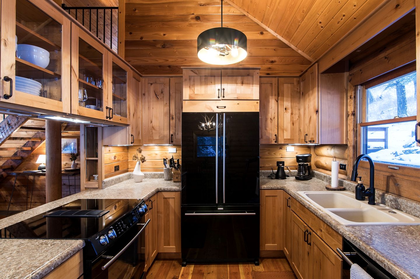 Cozy Mountain Cabin with Jacuzzi Near Ennis Lake in McAllister, Montana
