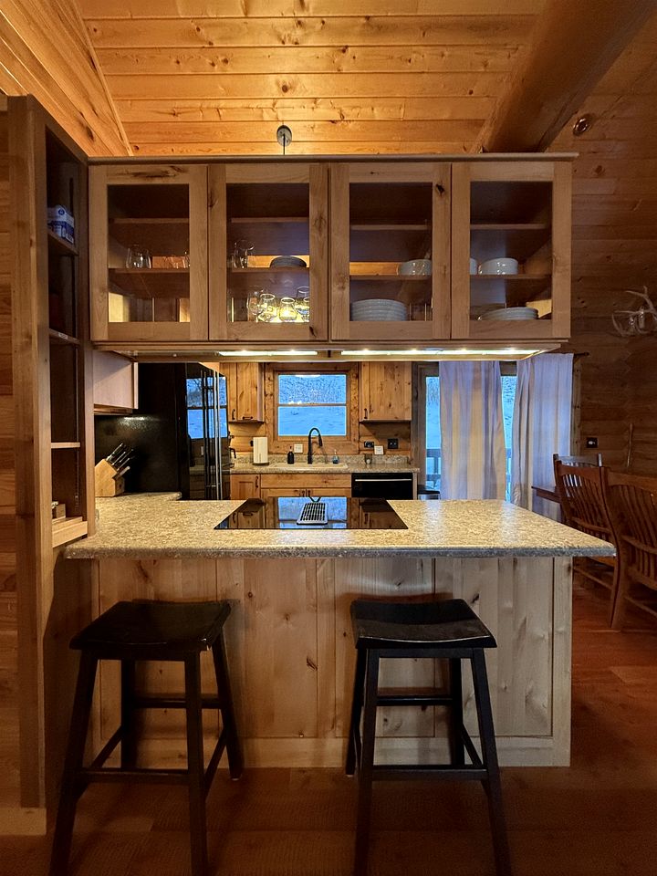 Cozy Mountain Cabin with Jacuzzi Near Ennis Lake in McAllister, Montana