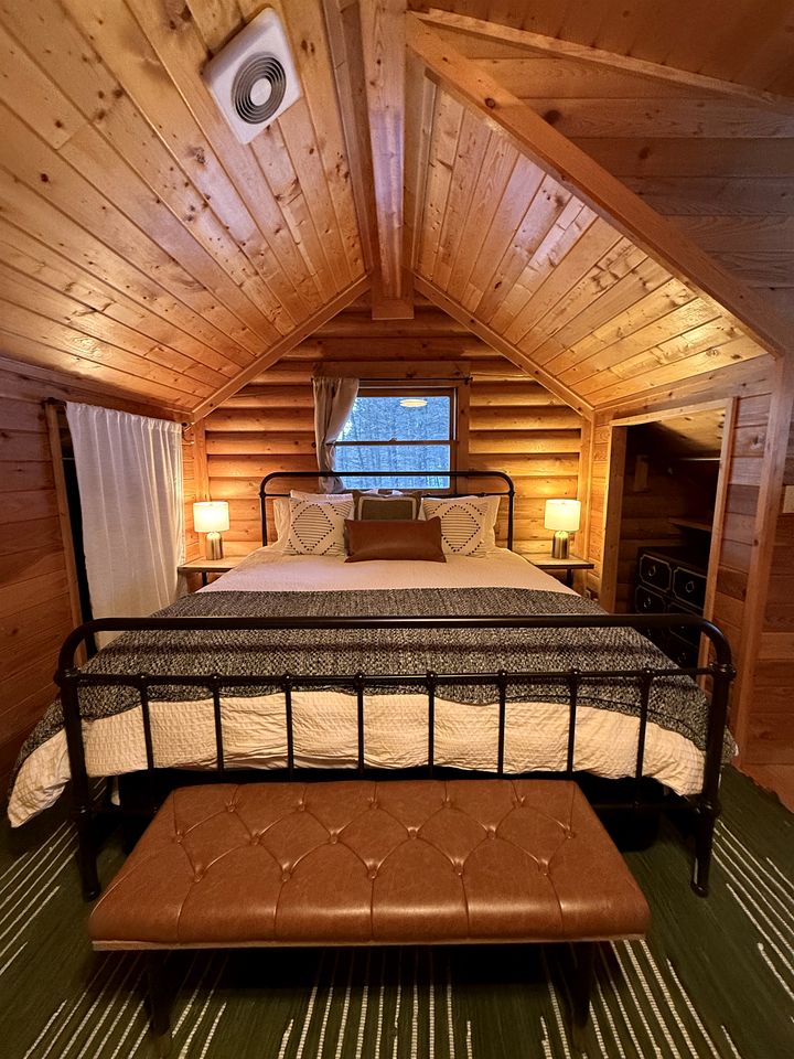 Cozy Mountain Cabin with Jacuzzi Near Ennis Lake in McAllister, Montana
