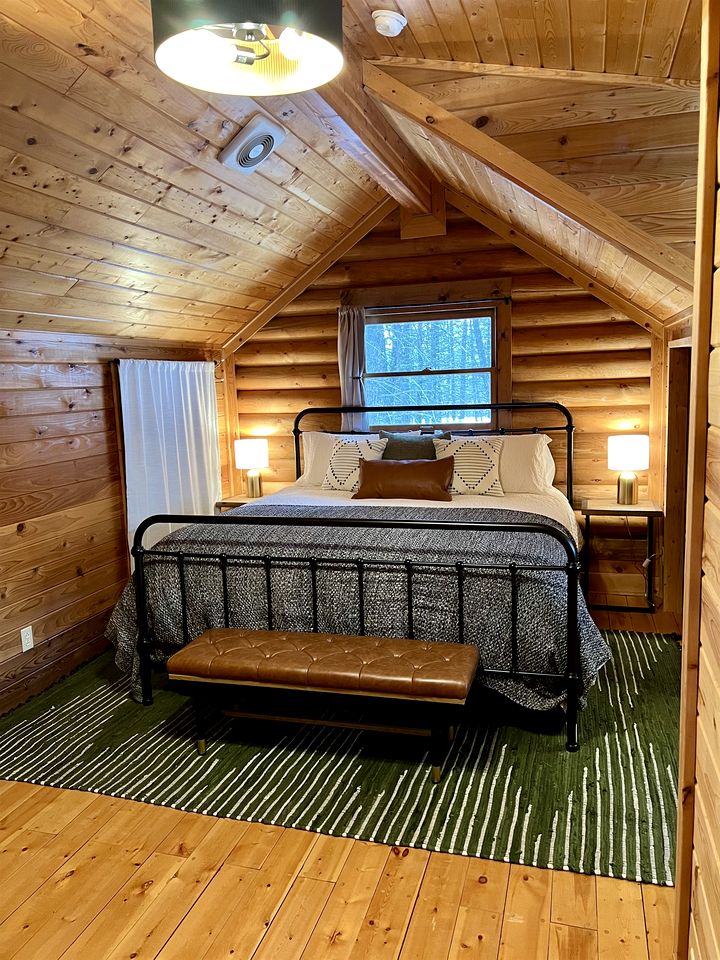Cozy Mountain Cabin with Jacuzzi Near Ennis Lake in McAllister, Montana