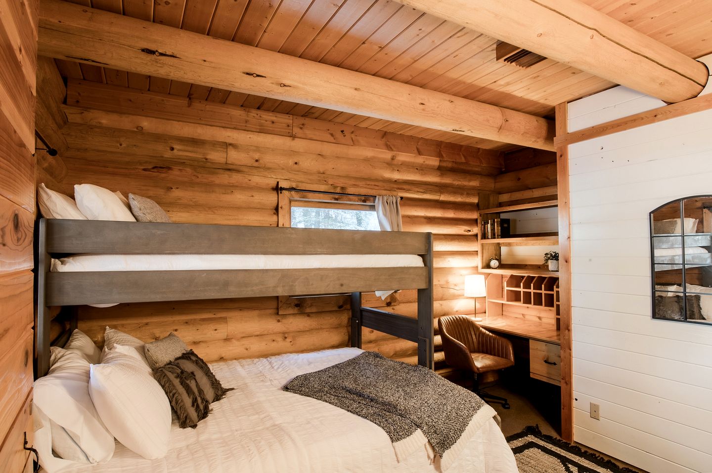 Cozy Mountain Cabin with Jacuzzi Near Ennis Lake in McAllister, Montana