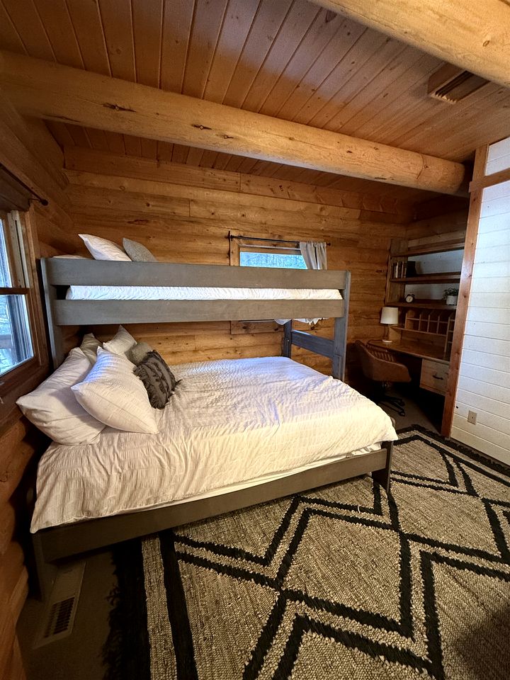 Cozy Mountain Cabin with Jacuzzi Near Ennis Lake in McAllister, Montana