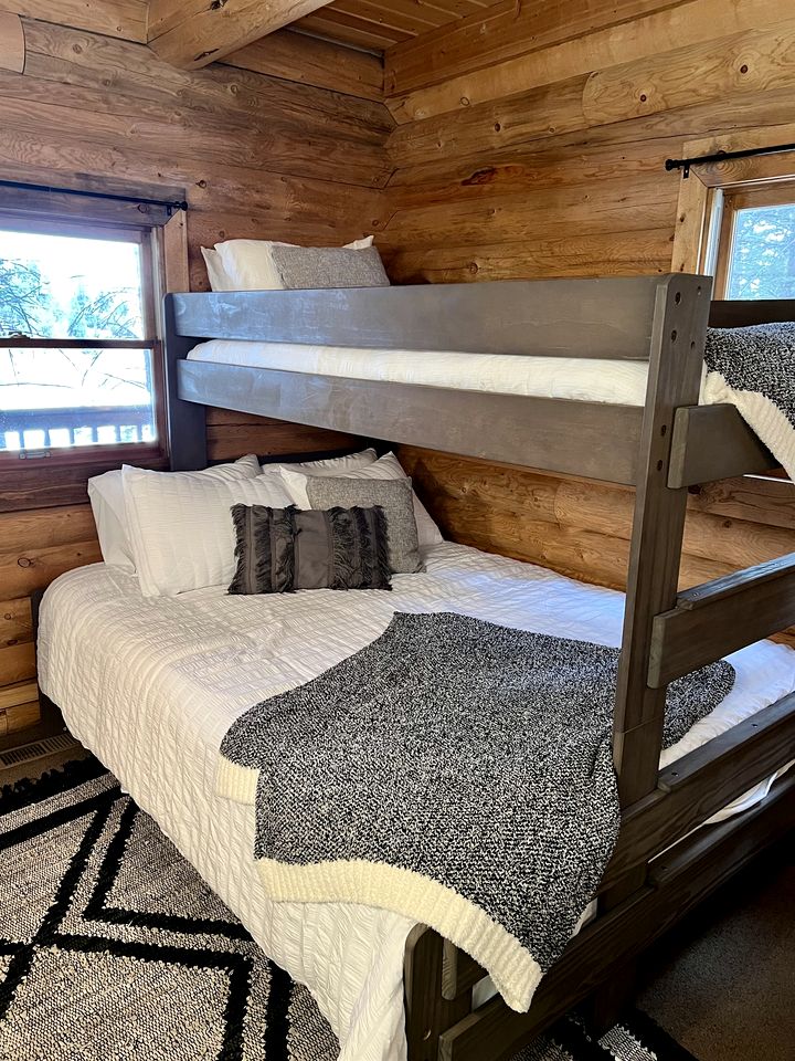 Cozy Mountain Cabin with Jacuzzi Near Ennis Lake in McAllister, Montana