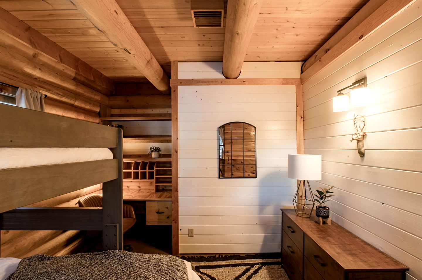 Cozy Mountain Cabin with Jacuzzi Near Ennis Lake in McAllister, Montana