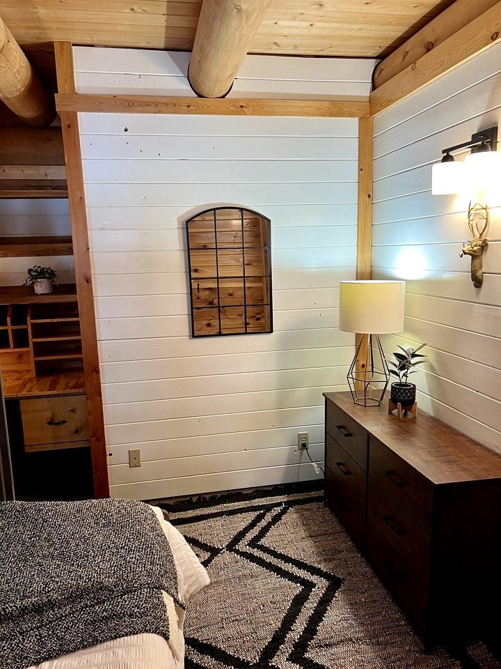 Cozy Mountain Cabin with Jacuzzi Near Ennis Lake in McAllister, Montana