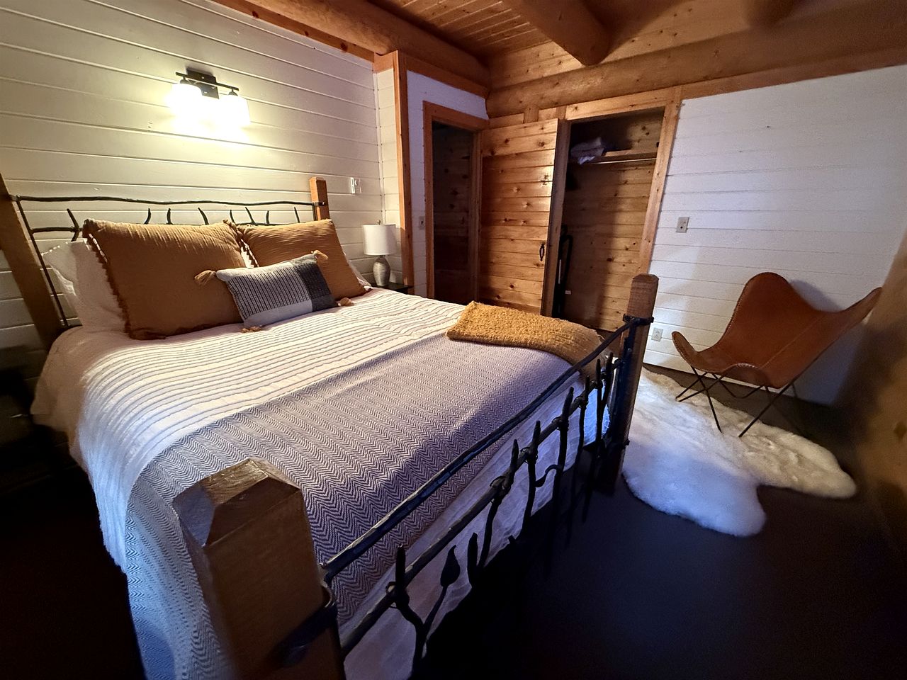 Cozy Mountain Cabin with Jacuzzi Near Ennis Lake in McAllister, Montana