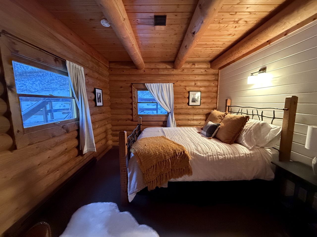 Cozy Mountain Cabin with Jacuzzi Near Ennis Lake in McAllister, Montana