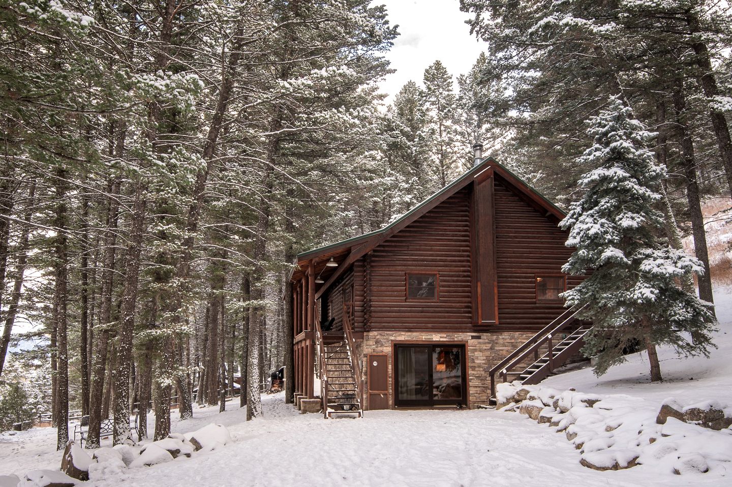 Cozy Mountain Cabin with Jacuzzi Near Ennis Lake in McAllister, Montana