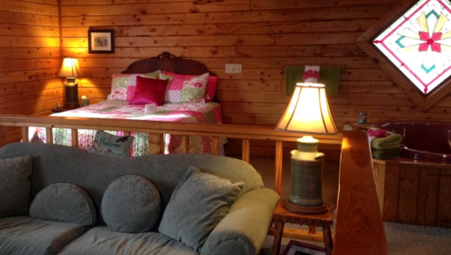 Couple's Cabin on a Ranch in Eureka Springs, Arkansas