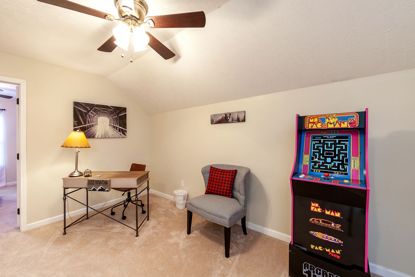 Amazing Cabin with Games and Hot-tub in Sevierville, Tennessee