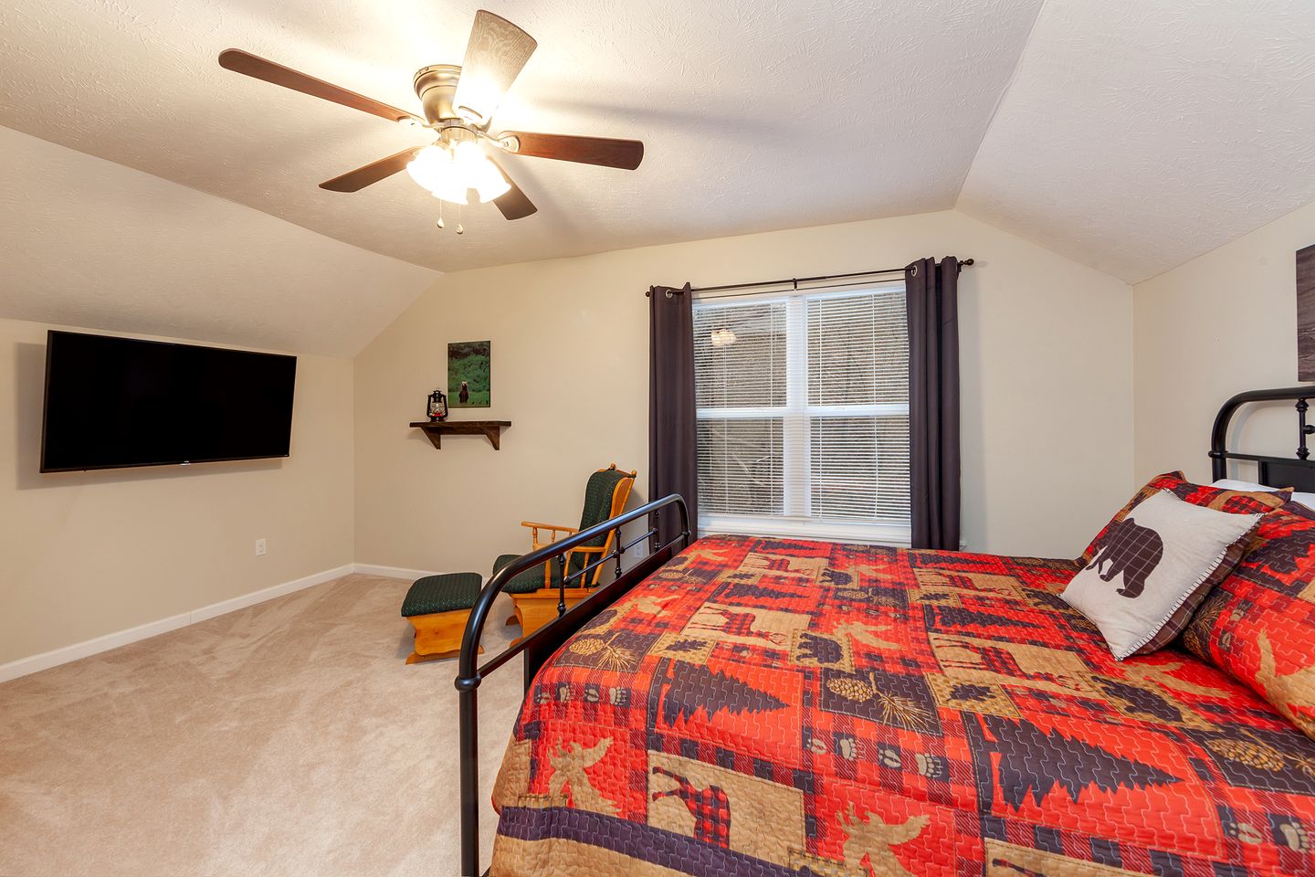 Amazing Cabin with Games and Hot-tub in Sevierville, Tennessee