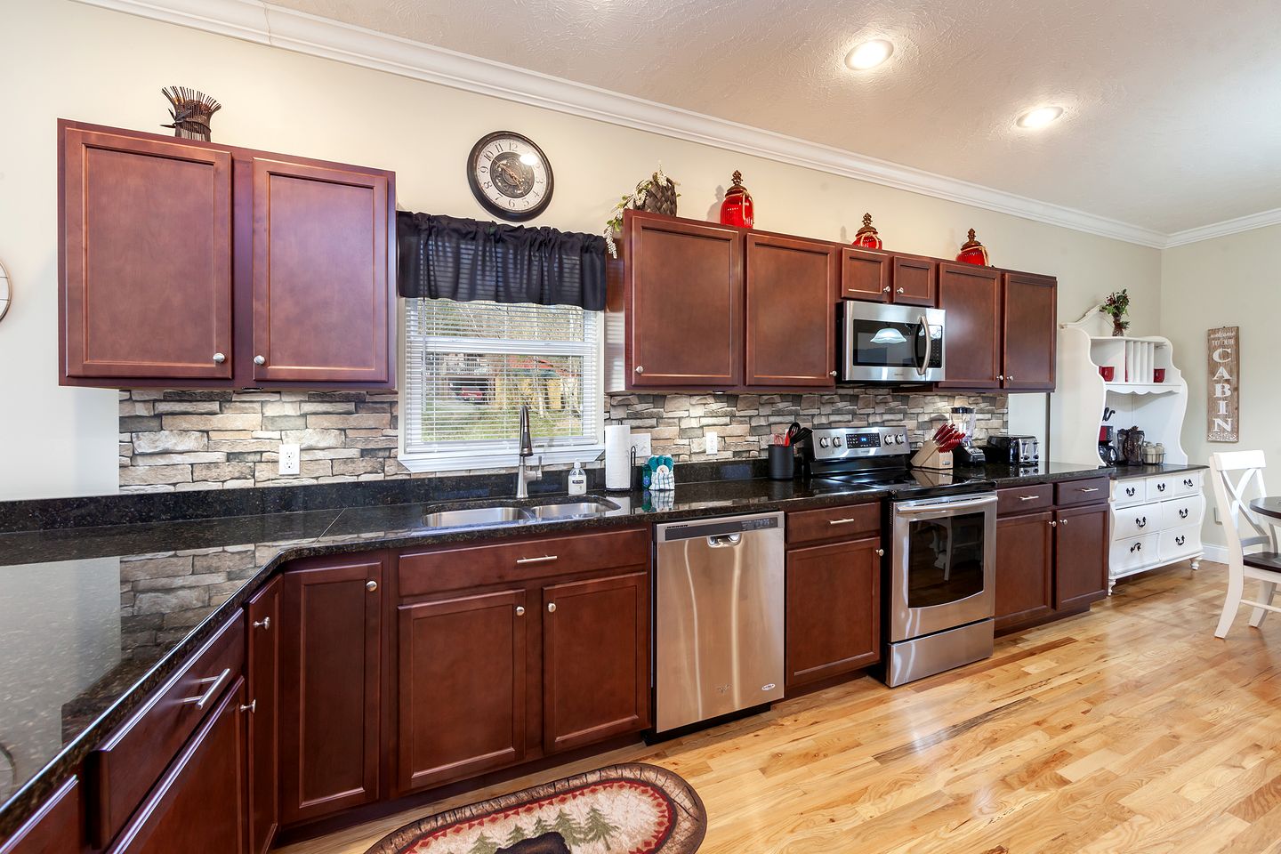 Amazing Cabin with Games and Hot-tub in Sevierville, Tennessee
