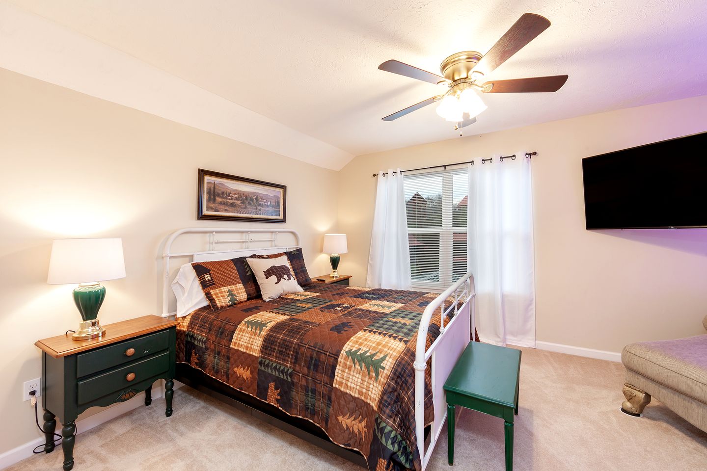 Amazing Cabin with Games and Hot-tub in Sevierville, Tennessee