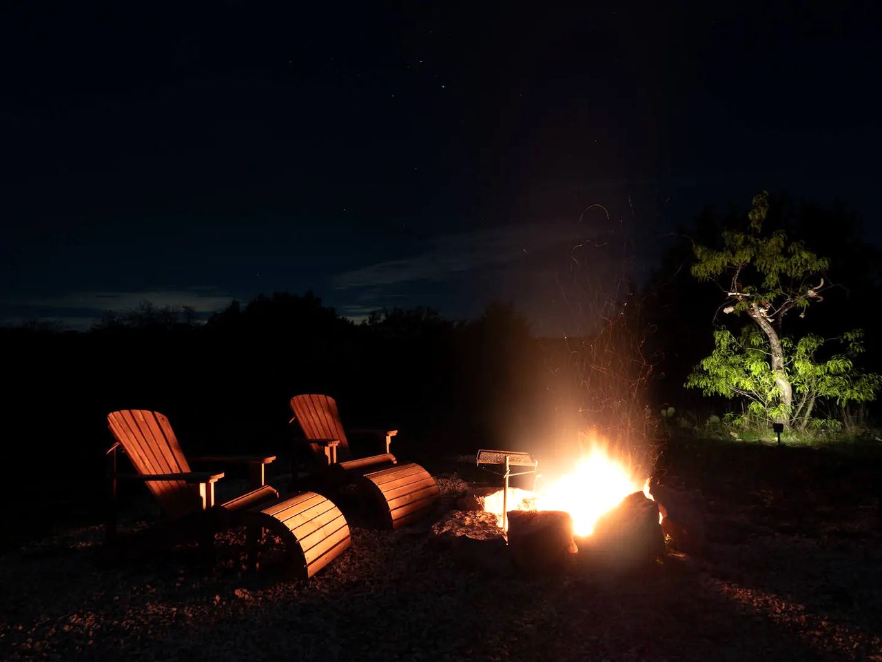 Chic and Elegant Tiny House with Fire Pit Lovely for Couples Getaways in Kempner, Texas