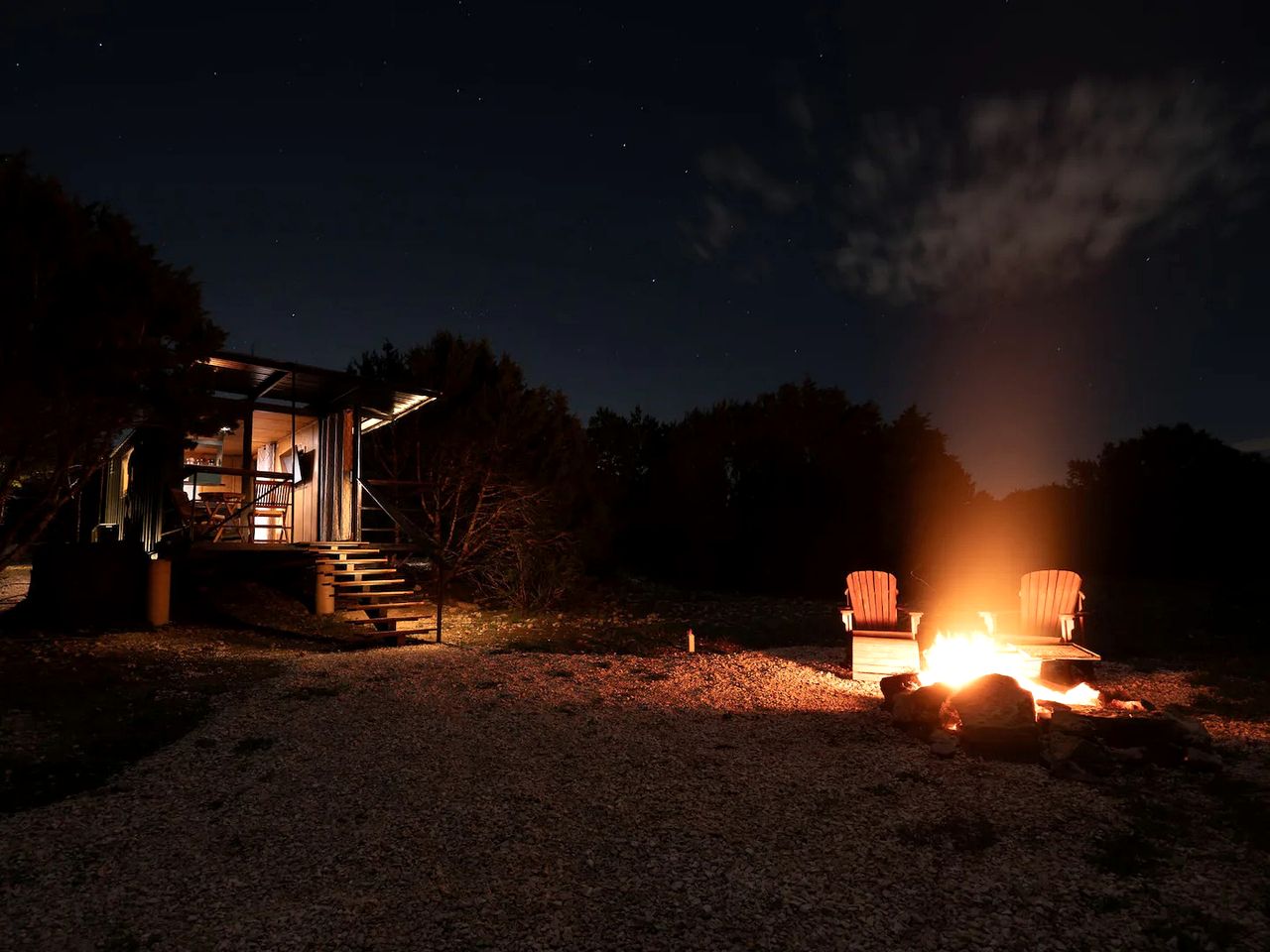 Chic and Elegant Tiny House with Fire Pit Lovely for Couples Getaways in Kempner, Texas