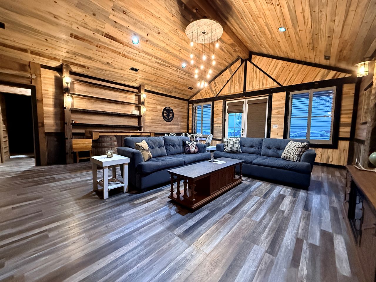 Cozy Wood-Interior Lodge with Screened Patio, Fire-Pit Table, Grill & Fast WiFi in Goreville, Illinois