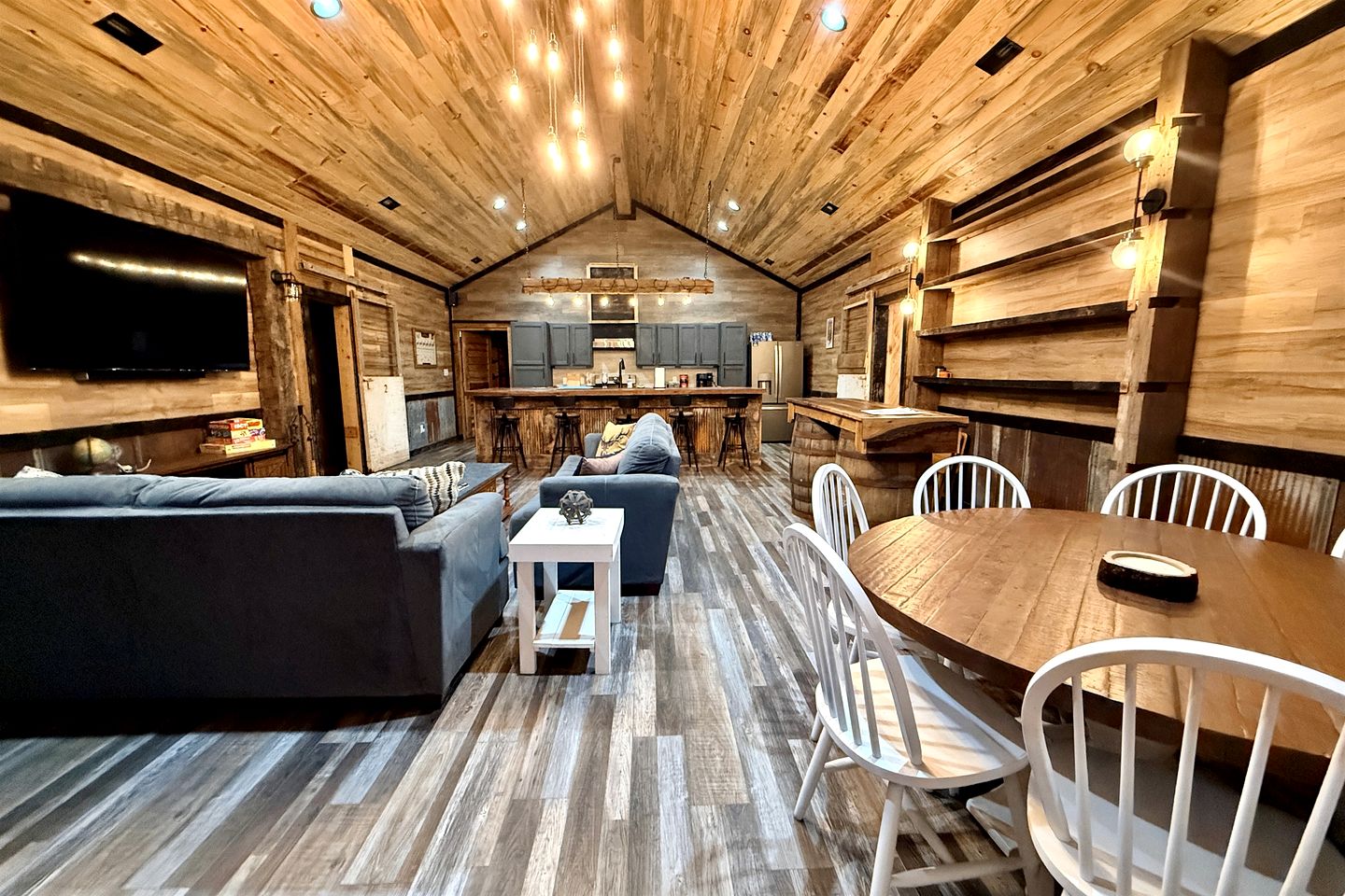 Cozy Wood-Interior Lodge with Screened Patio, Fire-Pit Table, Grill & Fast WiFi in Goreville, Illinois