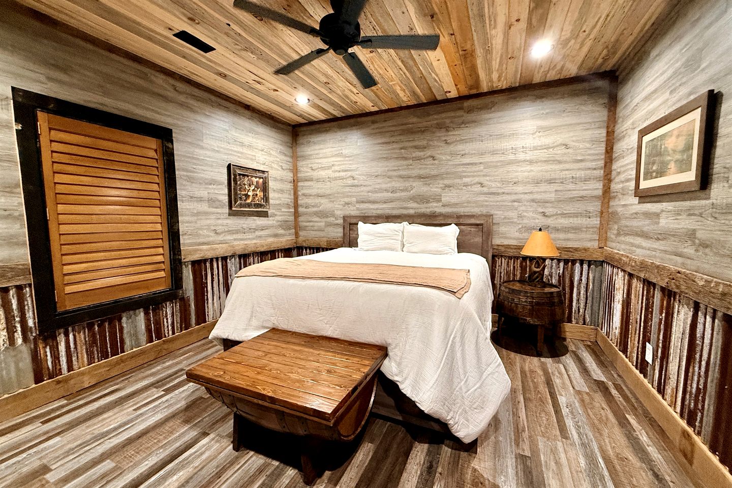 Cozy Wood-Interior Lodge with Screened Patio, Fire-Pit Table, Grill & Fast WiFi in Goreville, Illinois