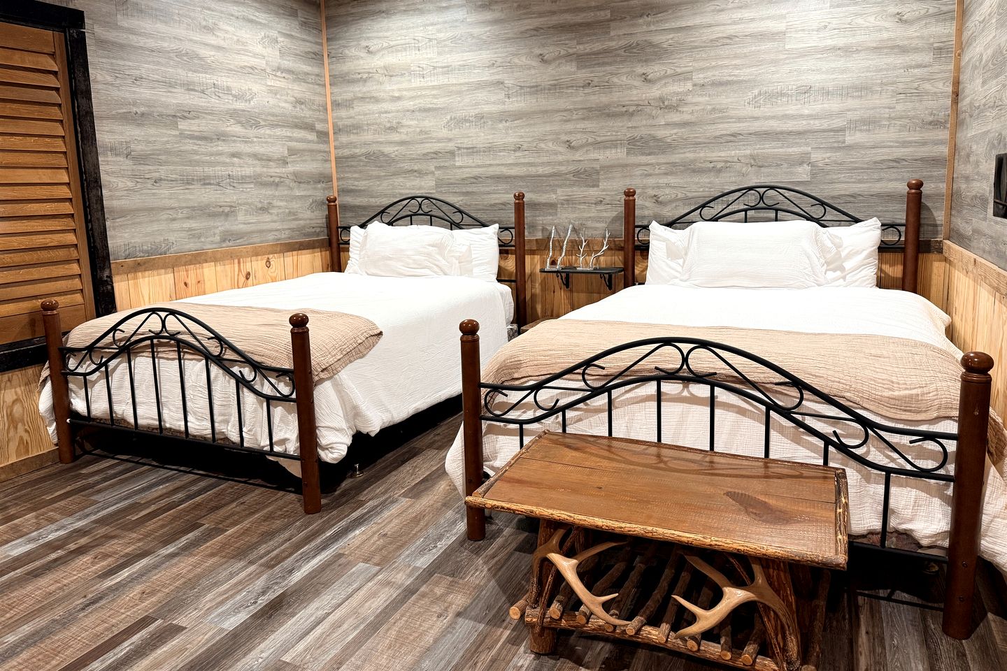 Cozy Wood-Interior Lodge with Screened Patio, Fire-Pit Table, Grill & Fast WiFi in Goreville, Illinois