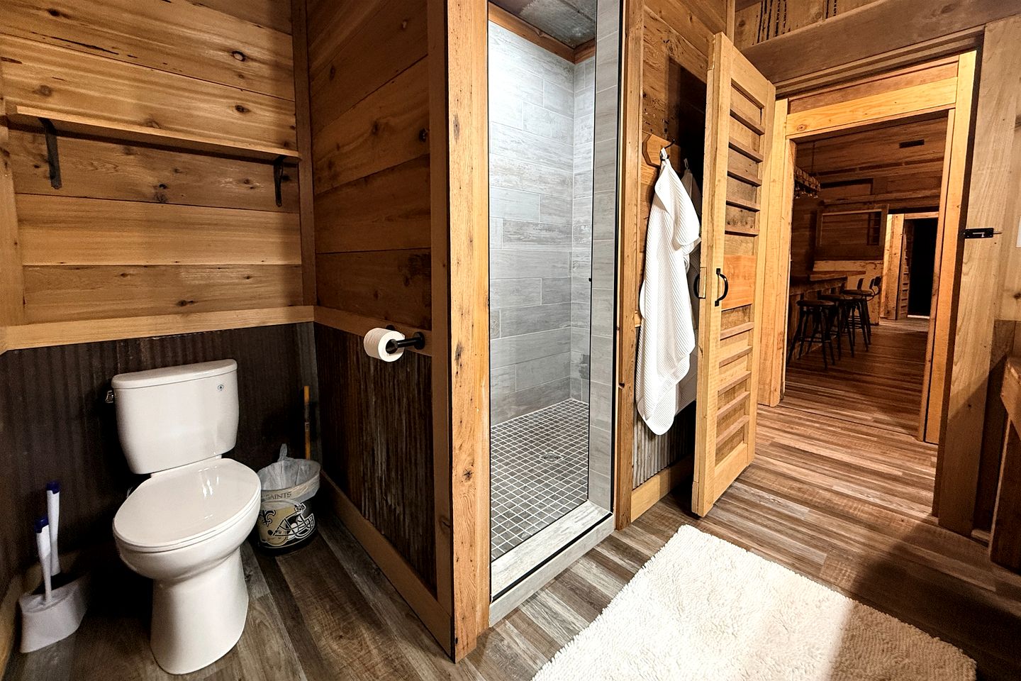 Cozy Wood-Interior Lodge with Screened Patio, Fire-Pit Table, Grill & Fast WiFi in Goreville, Illinois