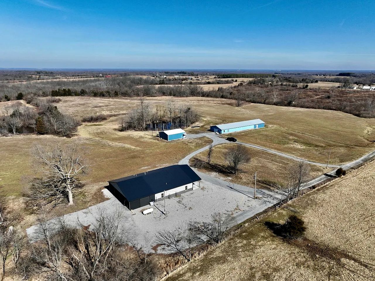 Cozy Wood-Interior Lodge with Screened Patio, Fire-Pit Table, Grill & Fast WiFi in Goreville, Illinois