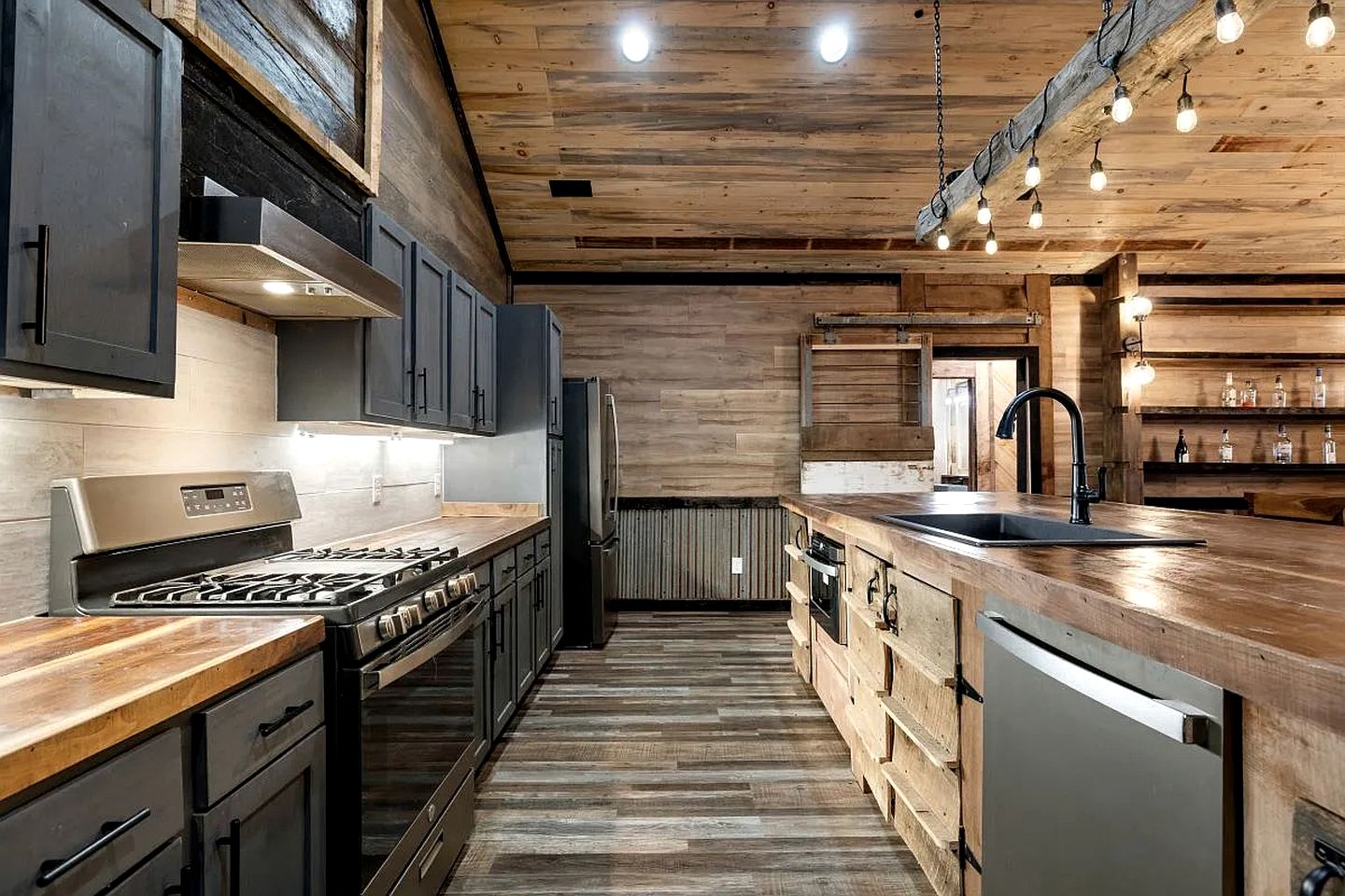 Cozy Wood-Interior Lodge with Screened Patio, Fire-Pit Table, Grill & Fast WiFi in Goreville, Illinois