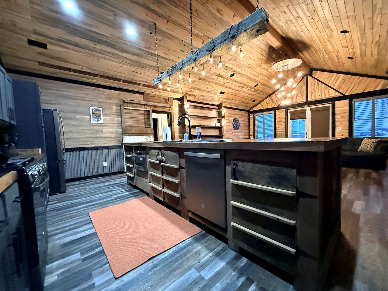 Cozy Wood-Interior Lodge with Screened Patio, Fire-Pit Table, Grill & Fast WiFi in Goreville, Illinois