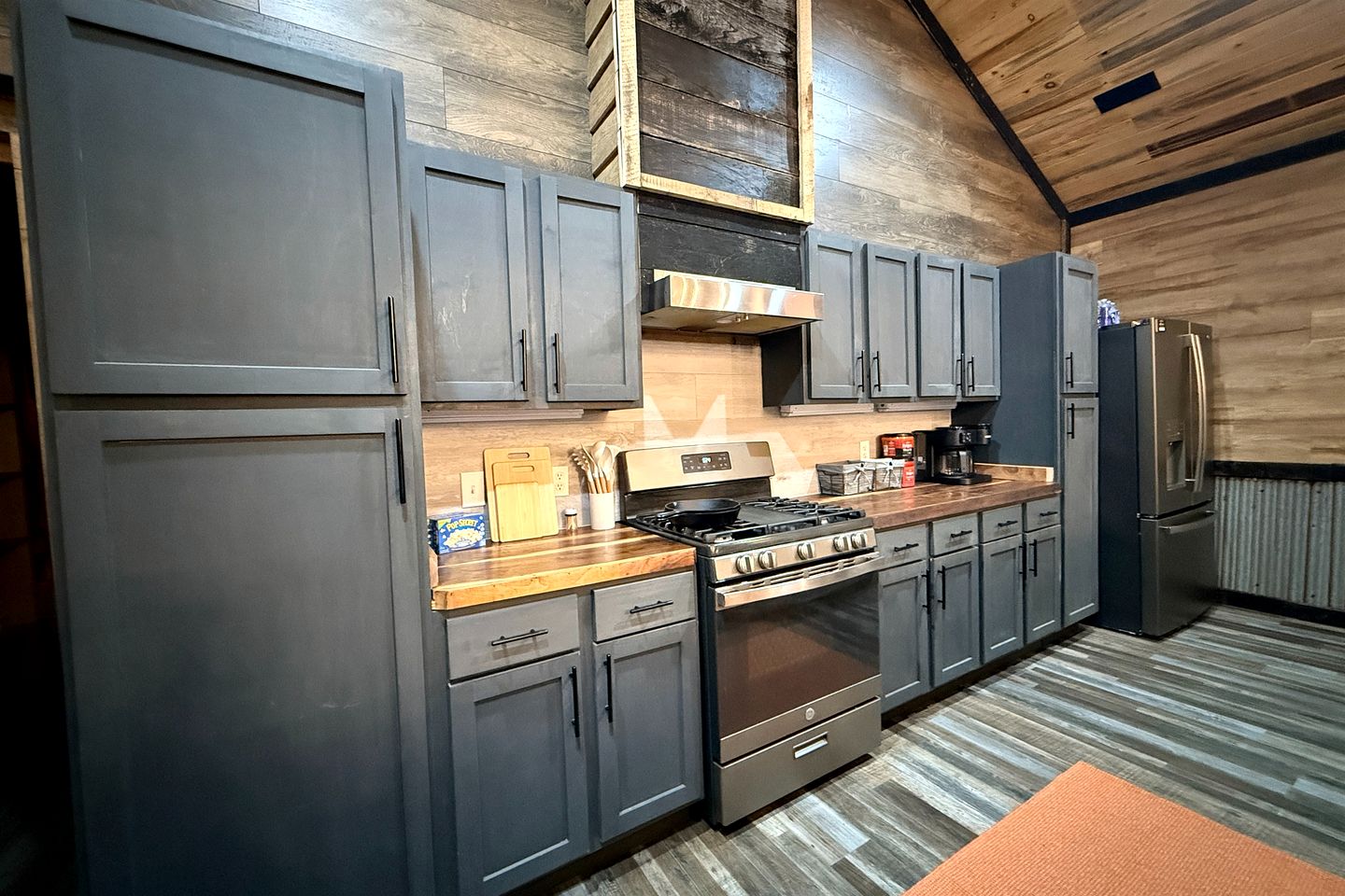 Cozy Wood-Interior Lodge with Screened Patio, Fire-Pit Table, Grill & Fast WiFi in Goreville, Illinois