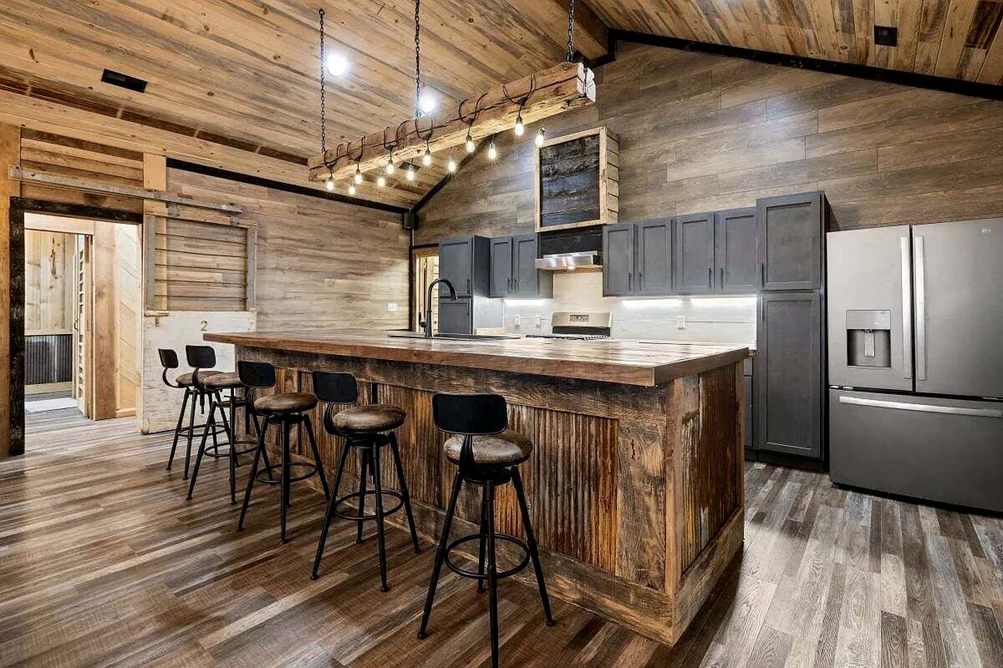 Cozy Wood-Interior Lodge with Screened Patio, Fire-Pit Table, Grill & Fast WiFi in Goreville, Illinois