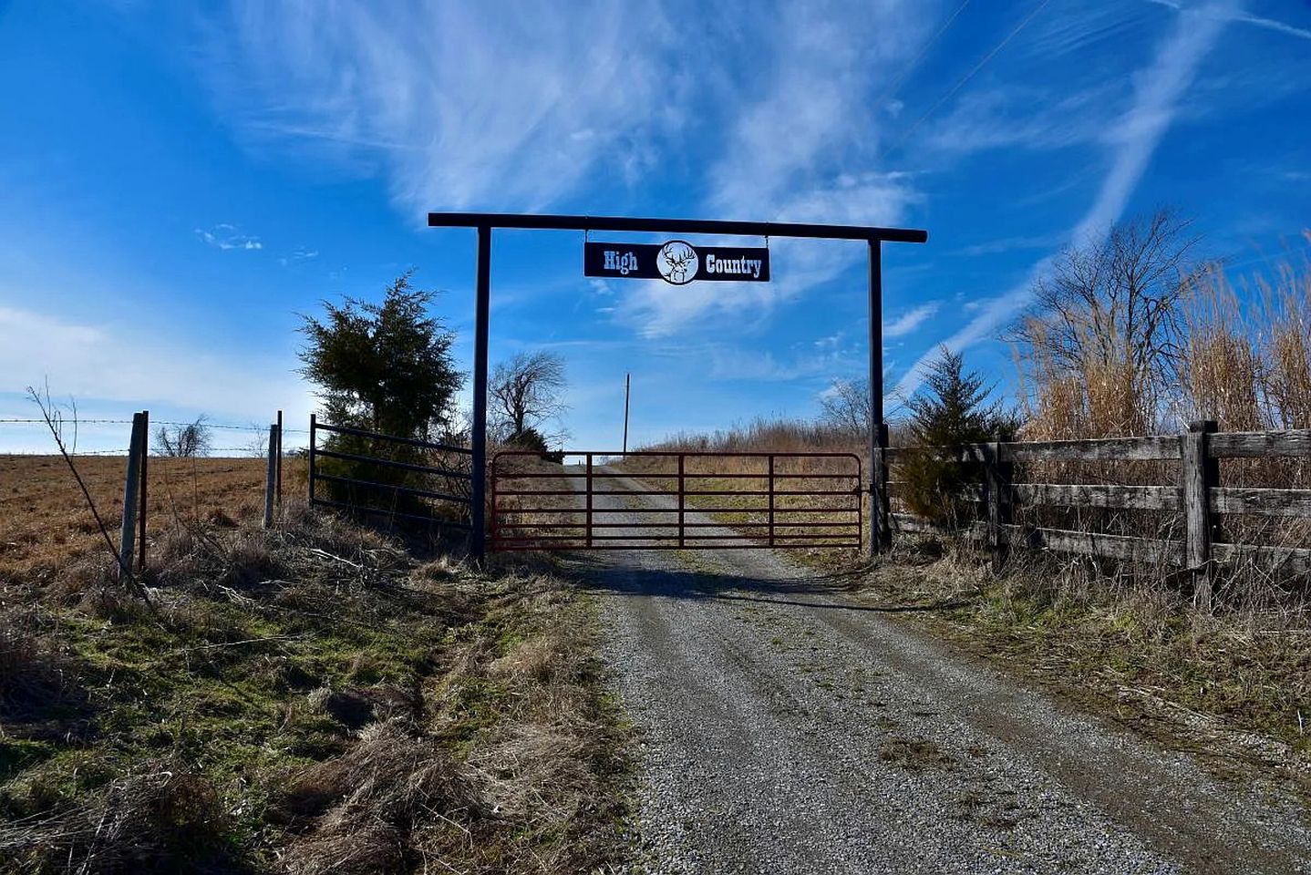Cozy Wood-Interior Lodge with Screened Patio, Fire-Pit Table, Grill & Fast WiFi in Goreville, Illinois