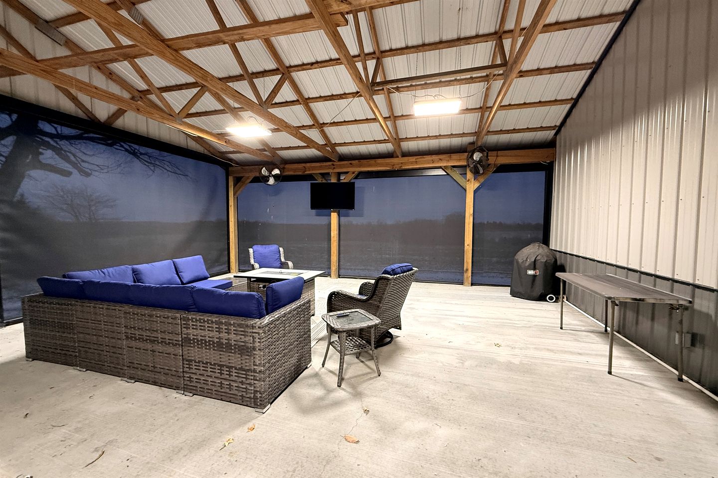 Cozy Wood-Interior Lodge with Screened Patio, Fire-Pit Table, Grill & Fast WiFi in Goreville, Illinois