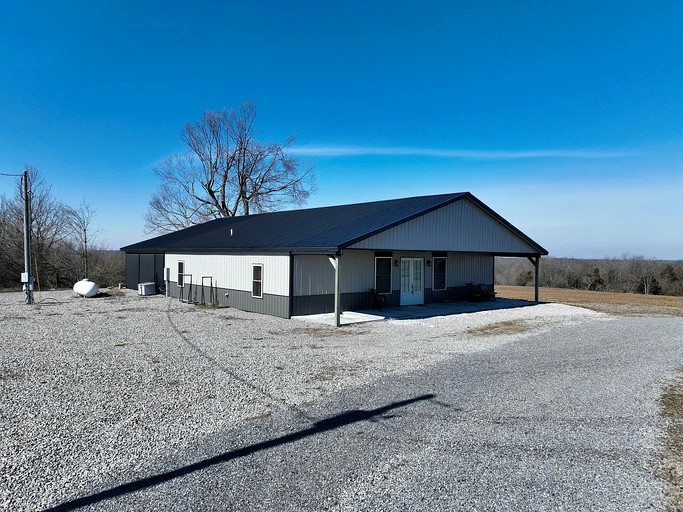 Cozy Wood-Interior Lodge with Screened Patio, Fire-Pit Table, Grill & Fast WiFi in Goreville, Illinois