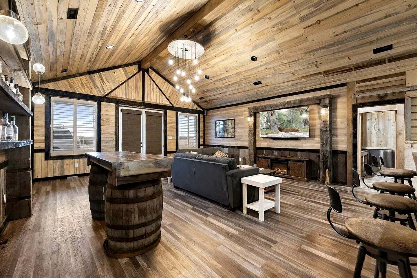 Cozy Wood-Interior Lodge with Screened Patio, Fire-Pit Table, Grill & Fast WiFi in Goreville, Illinois