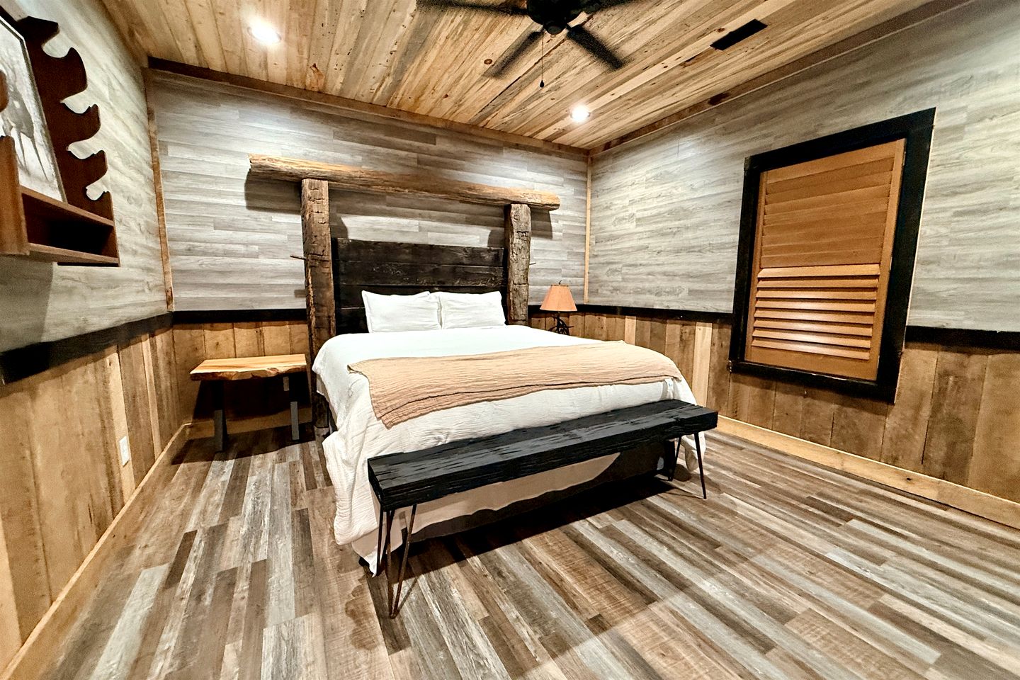 Cozy Wood-Interior Lodge with Screened Patio, Fire-Pit Table, Grill & Fast WiFi in Goreville, Illinois