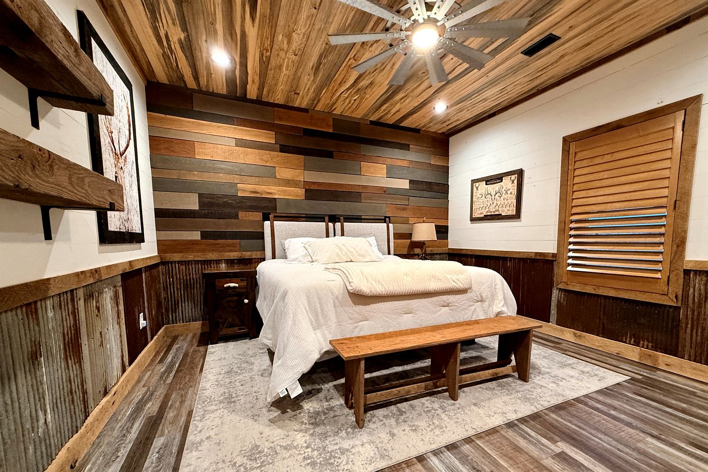 Cozy Wood-Interior Lodge with Screened Patio, Fire-Pit Table, Grill & Fast WiFi in Goreville, Illinois