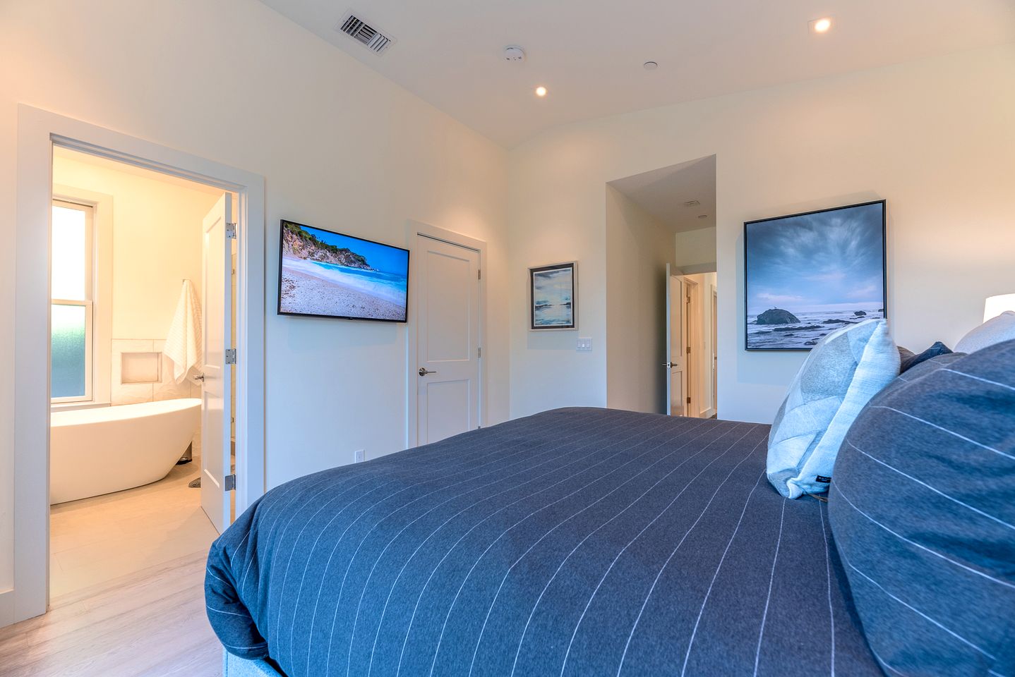 Magnificent Cottage Close to Lake with Hot-tub in Bodega Bay, California