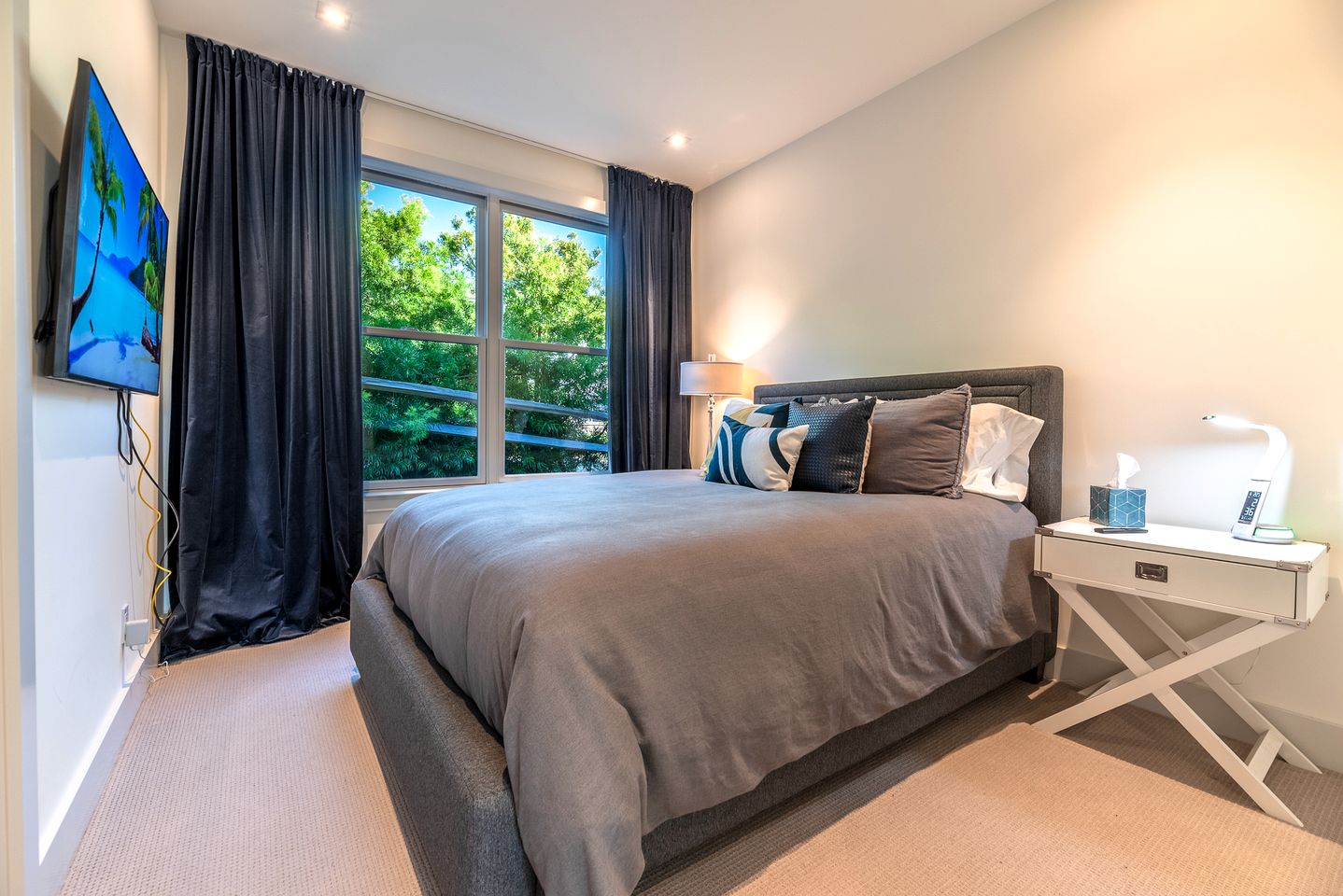 Magnificent Cottage Close to Lake with Hot-tub in Bodega Bay, California