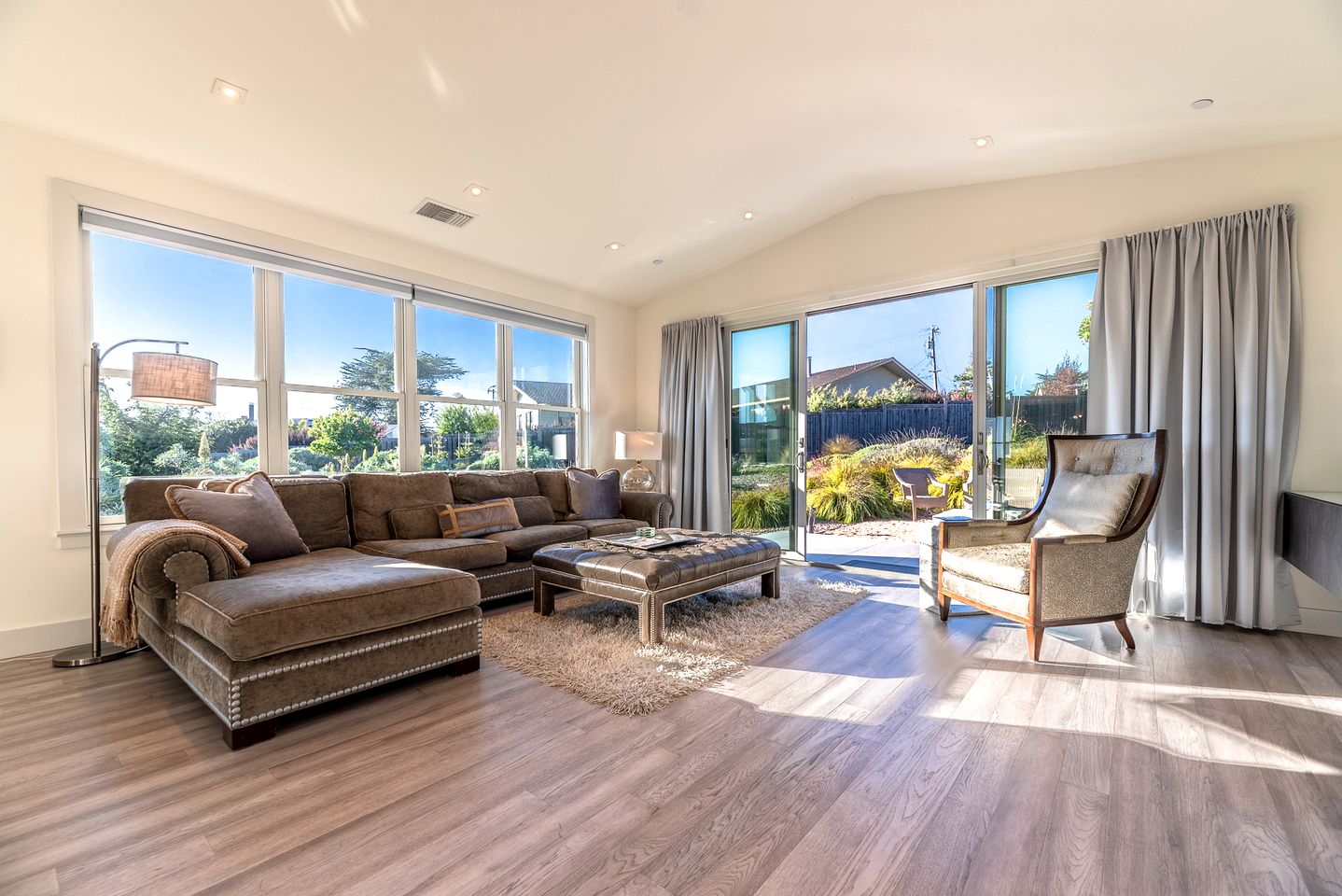 Magnificent Cottage Close to Lake with Hot-tub in Bodega Bay, California